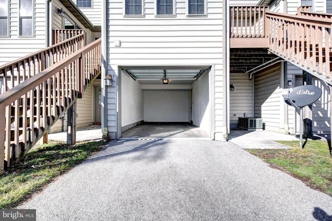 Building Photo - 689 E Walnut St