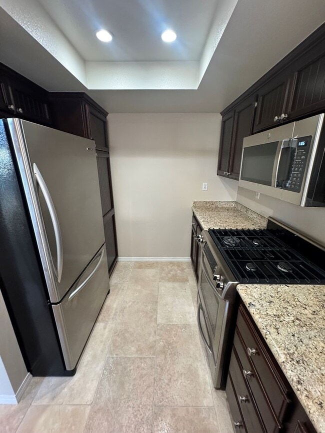 Building Photo - Townhome-Style 2BR/2.5BA + Loft | East Ventura (Beacon Court Community)