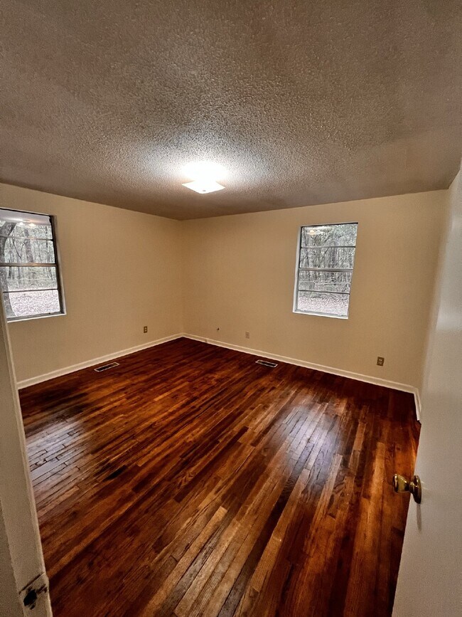 Building Photo - Home For Rent