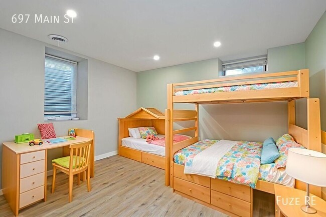 Building Photo - 697 Main St