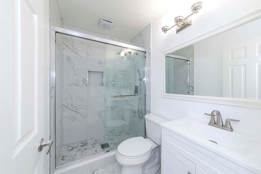 Building Photo - 2423 Coventry Cir