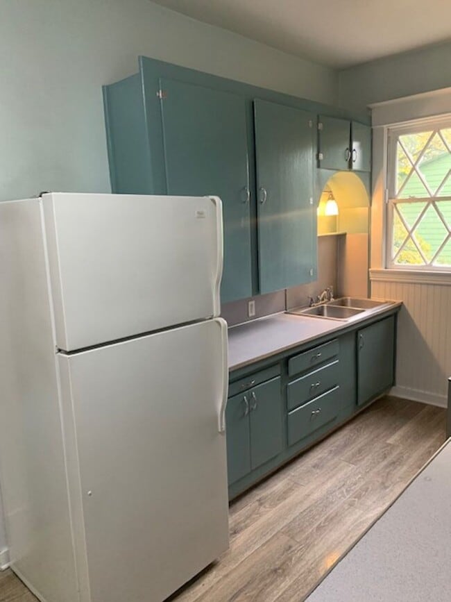 Building Photo - Two Bedroom Victorian Home For Rent in the Brooklyn Neighborhood!