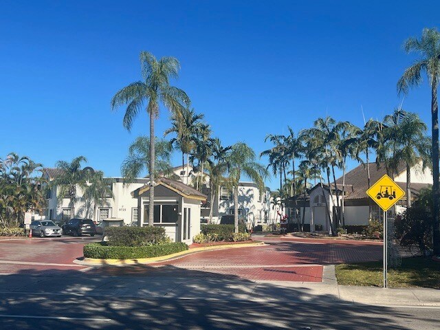 Security in entrane - 9741 Fontainebleau Blvd