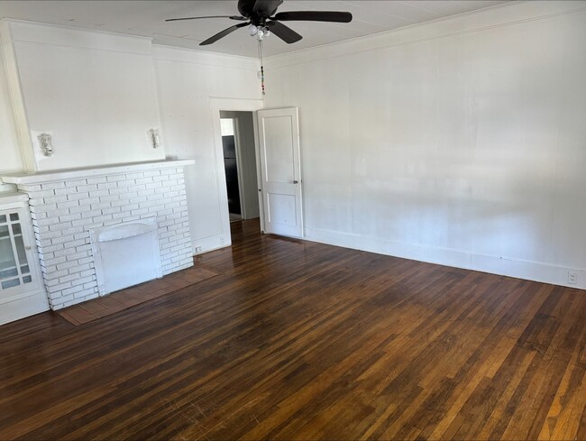 Living room - 1104 N Toombs St