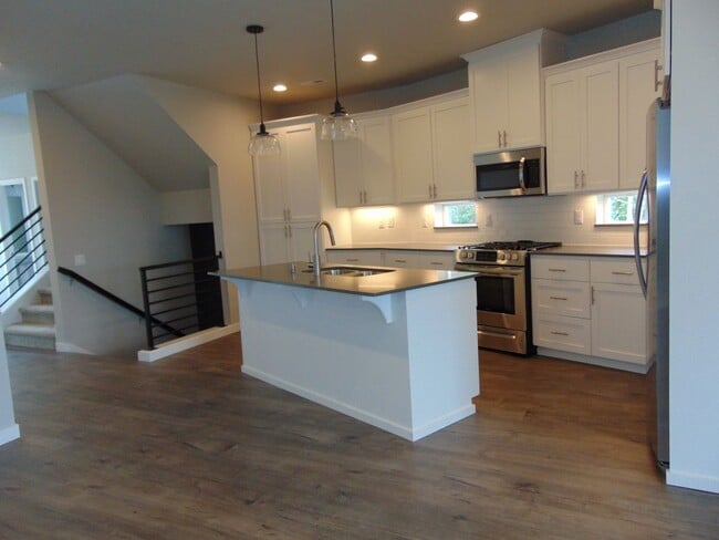 Building Photo - Beautiful 4 Bedroom Contemporary Luxury Ho...