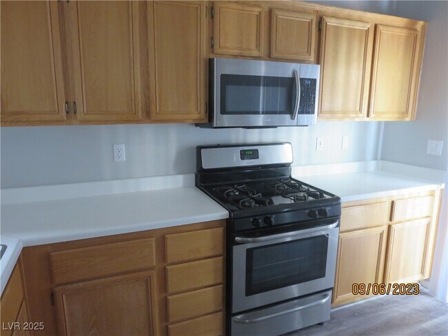 Building Photo - 989 Veranda View Ave