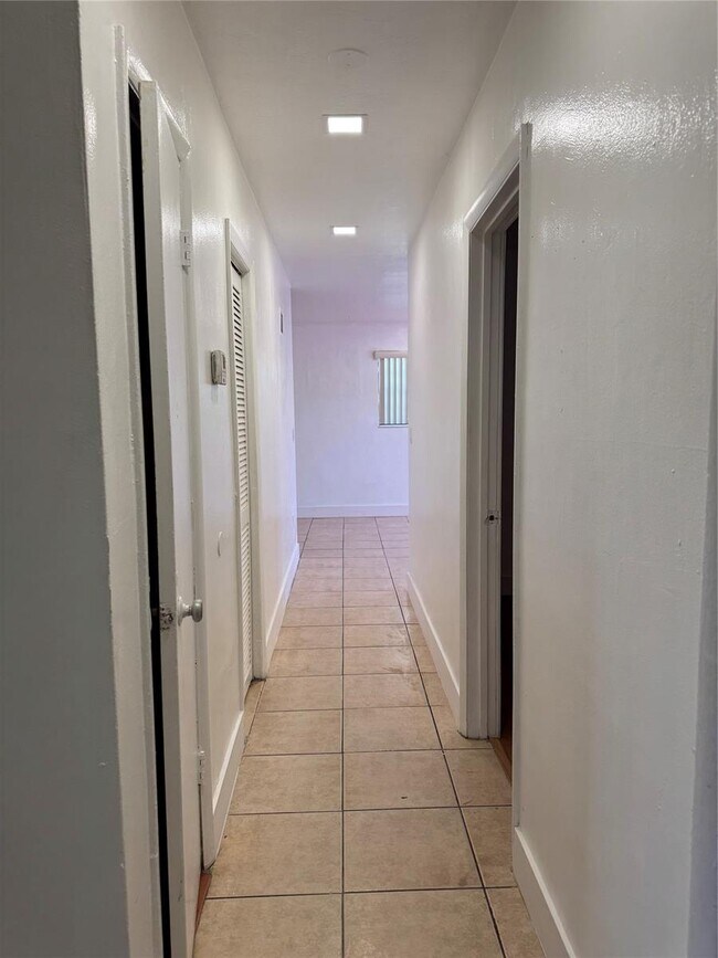 Building Photo - 910 NW 43rd St