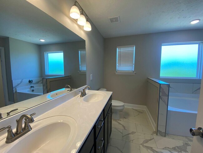 Building Photo - 1008 Berra Dr
