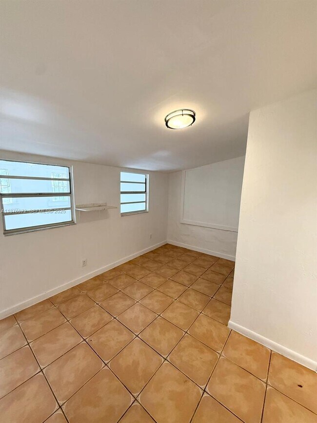 Building Photo - 1340 Peri St