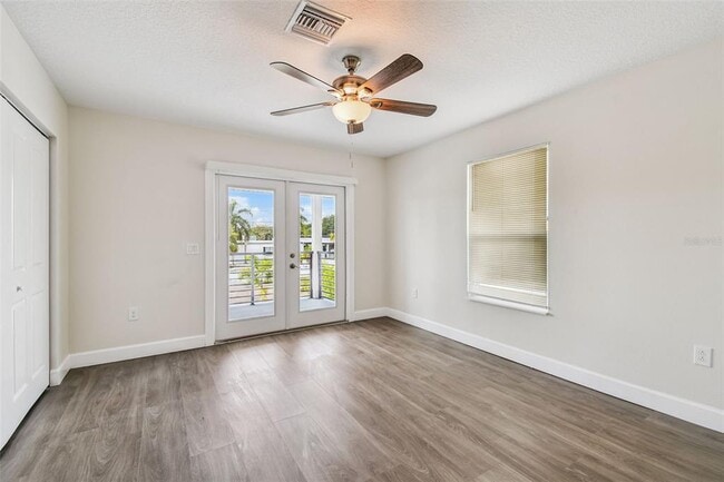 Building Photo - 650 E Tarpon Ave