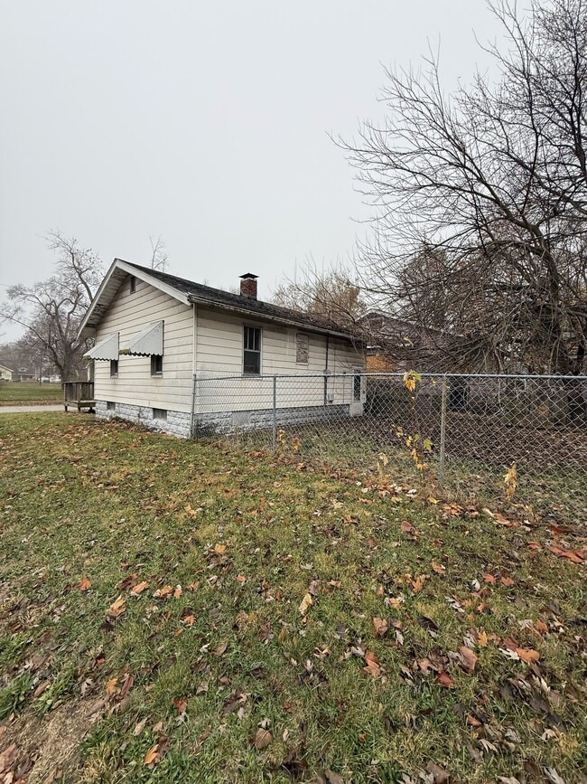 Building Photo - 1652 E Hickory St