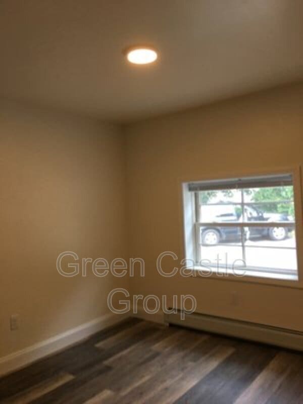 Building Photo - 323-325 College Street, Unit 11