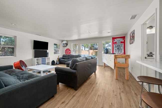 Building Photo - Two full kitchens + two washers & dryers!