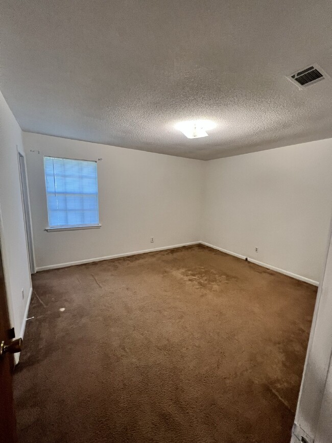 Building Photo - Home For Rent
