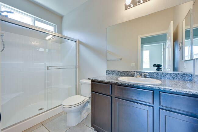 Building Photo - NW!! Solar!!  Gated!!  Bed and bath downst...