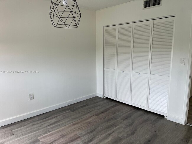 Building Photo - 1301 NE Miami Gardens Dr