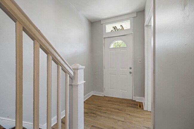 Building Photo - 3 Bedroom/1.5 Bath Northside Home ***Avail...