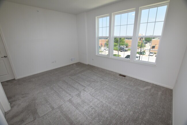 Building Photo - 2945 Showplace Dr