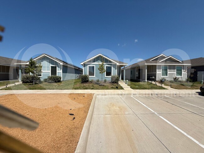 Building Photo - 204 Thresher Ln