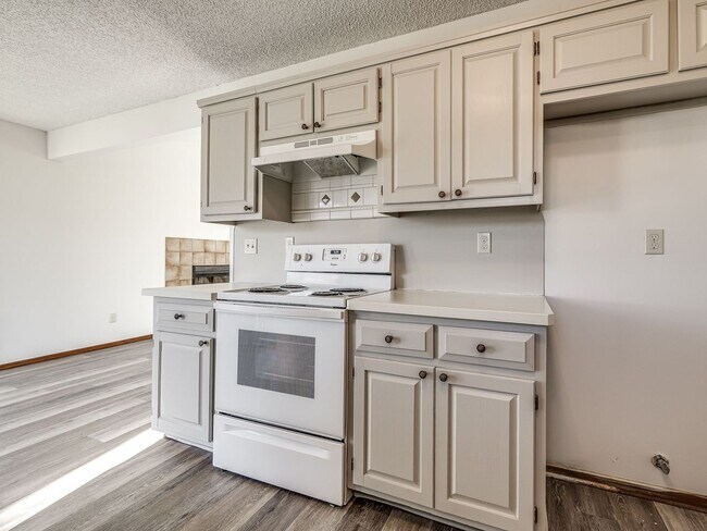 Building Photo - Move in discount / $800 first month rent