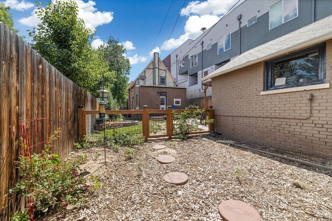 Building Photo - Awesome 3 bedroom, 2 bath home!