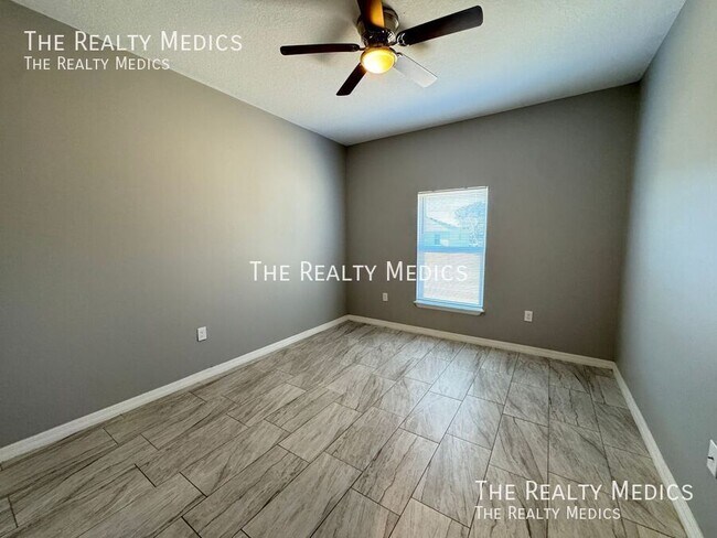 Building Photo - 2570 SE Rayburn Ave