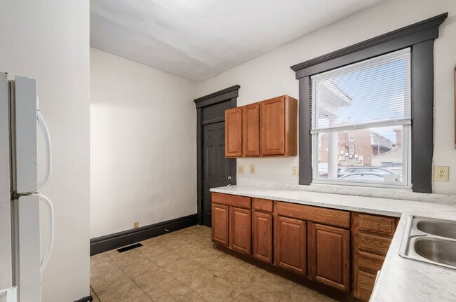 Building Photo - 182 W 8th Ave