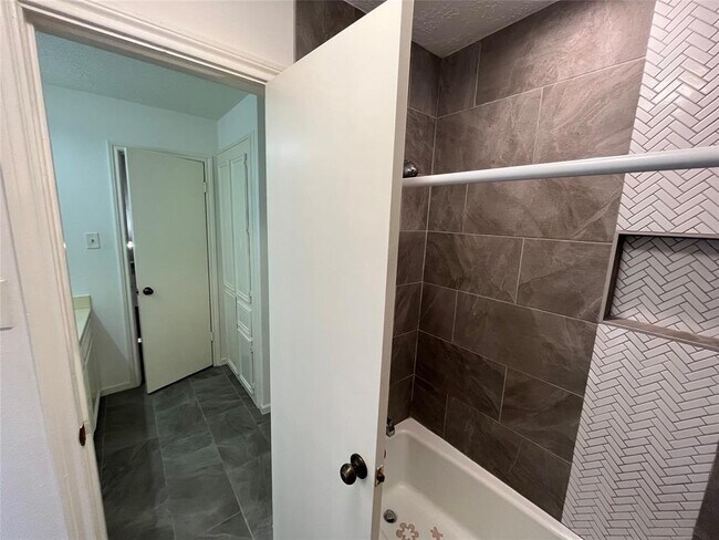 Building Photo - 2115 Redcliff Dr