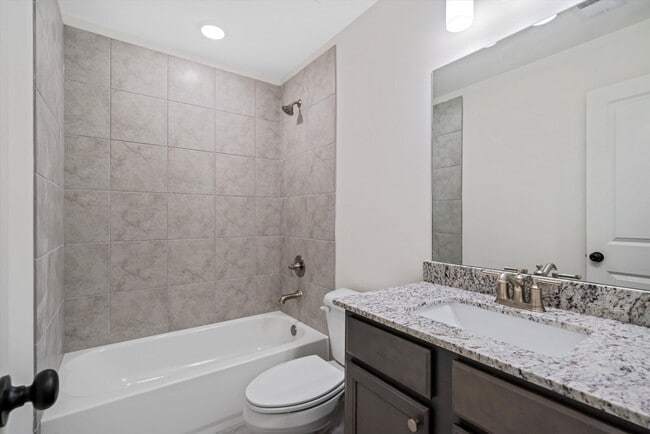 Building Photo - 300 Maple St