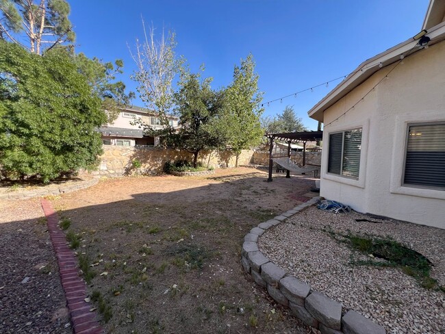 Building Photo - Charming 3-Bed, 2.5-Bath Home with Cozy Fi...