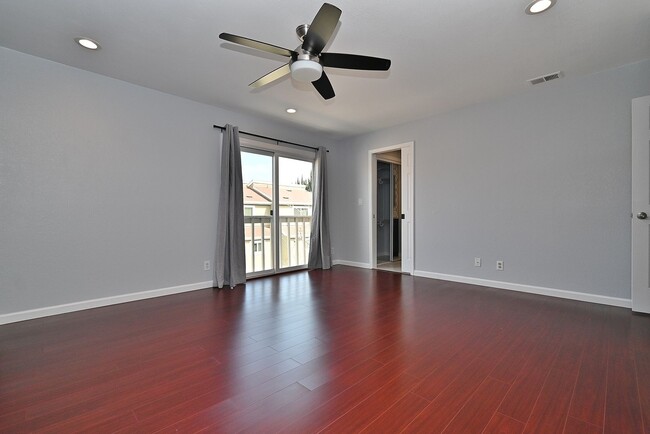 Building Photo - $3,695 - GORGEOUS PARKMONT TOWN HOME IN CE...