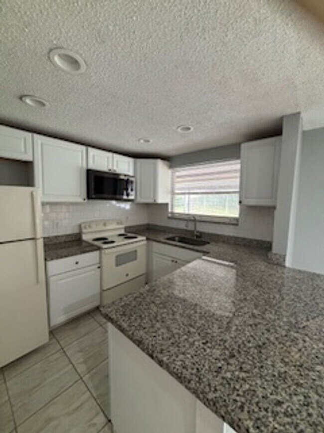 Building Photo - Large  3 bedroom, 2 bath pool home.