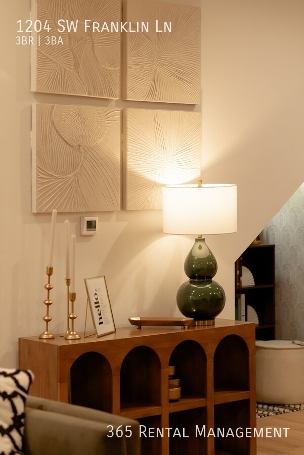 Building Photo - 1204 SW Franklin Dr