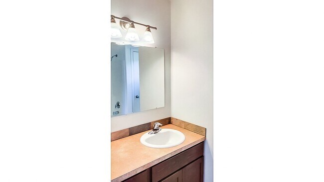 Building Photo - Beautiful 4 bedroom 3 bath townhouse w/att...