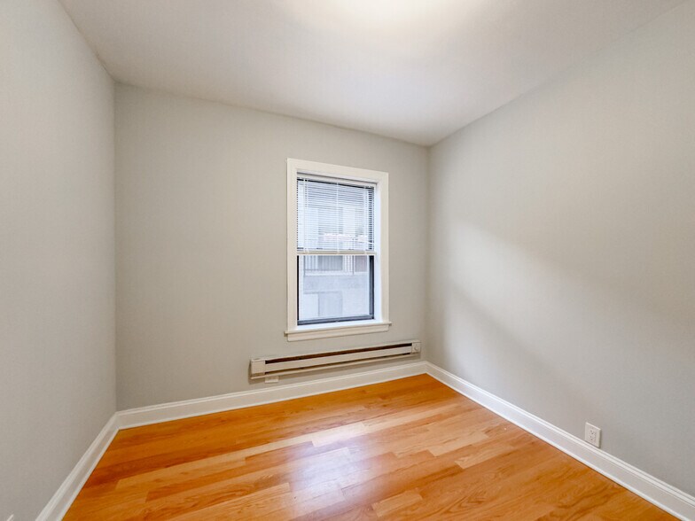 Building Photo - 3733 N Pine Grove Ave