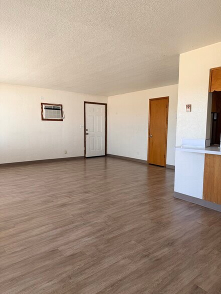 Building Photo - 539 W Crest Dr