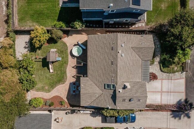 Building Photo - 905 Academy Ave