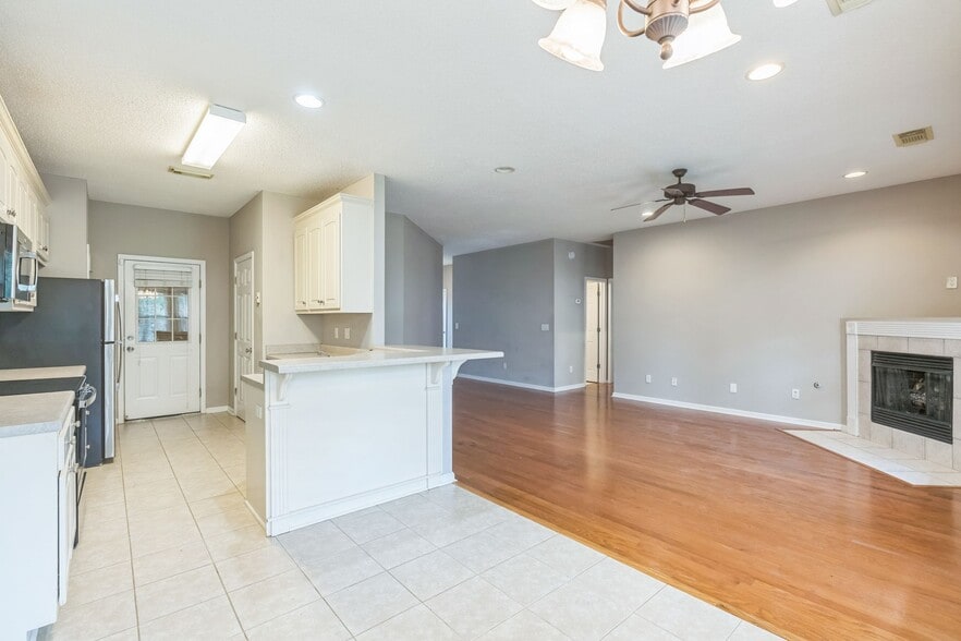 Building Photo - 2209 44th Ave