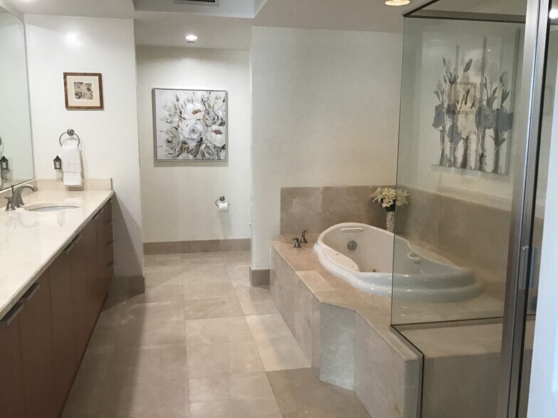 Building Photo - 231 Riverside Dr