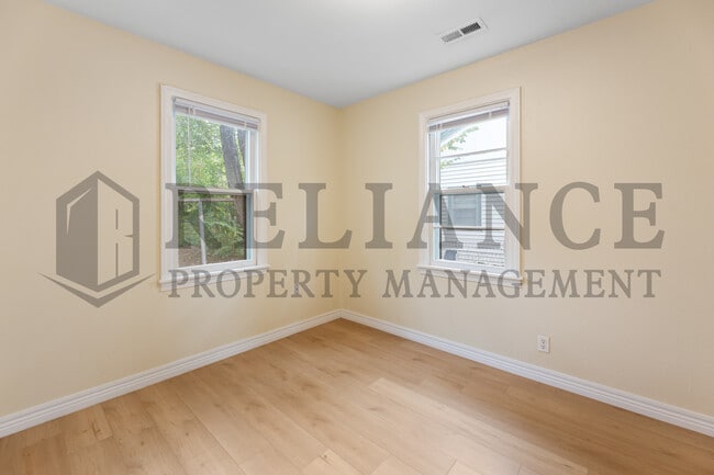 Building Photo - 1022 S Yale St