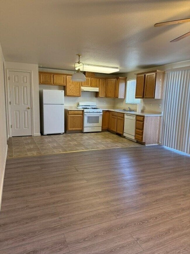 Building Photo - Two Bedroom Two Bath Townhome move in ready!