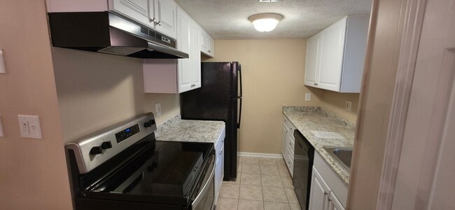 Building Photo - Lawrenceville living in this beautifully r...