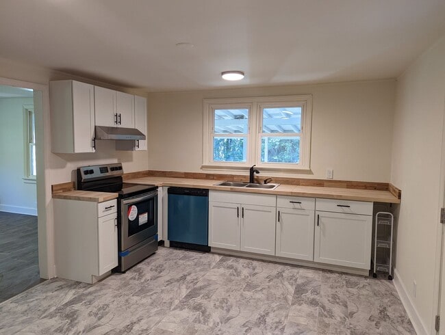 Building Photo - 2 Bedroom Red Bank House