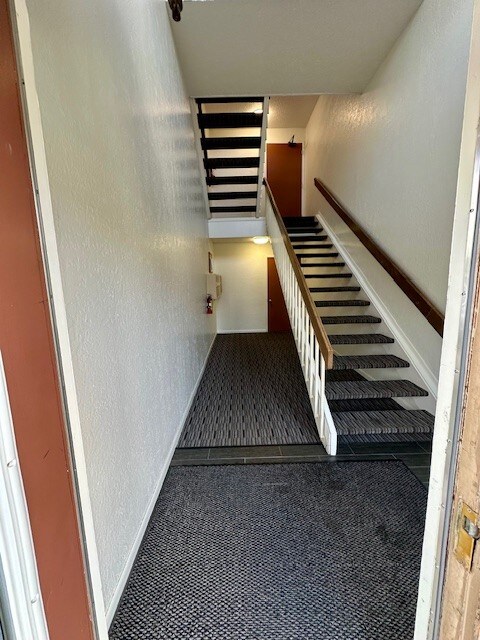 Building Photo - 2205 Hedgerow Road