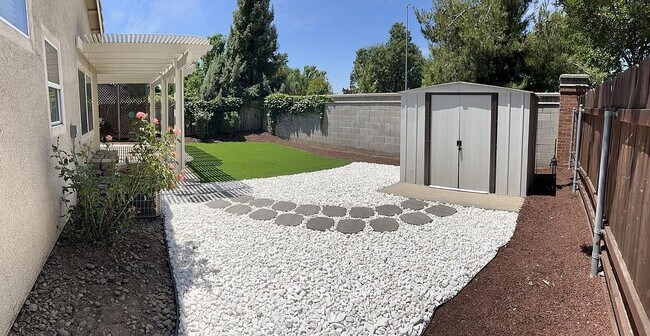 Building Photo - 228 Halley Glen Dr