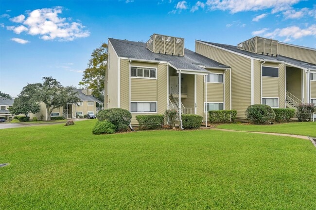 Building Photo - 132 April Point Dr S