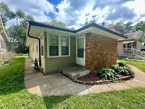 Building Photo - Large 1 bedroom side by side w/ LOTS Of UP...