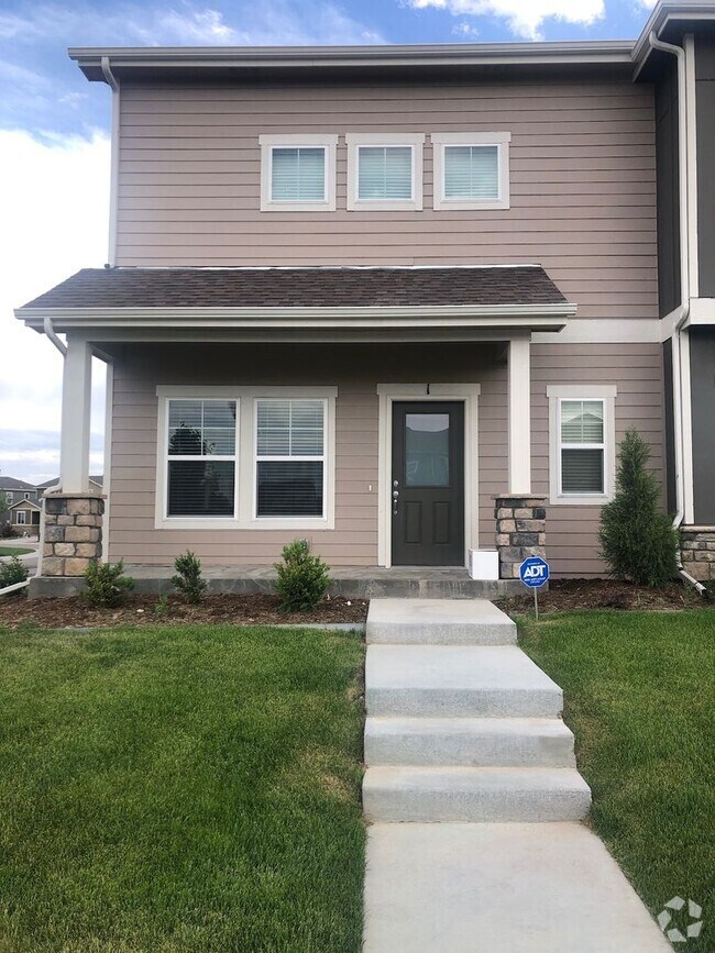 Building Photo - Beautiful 3 bed, 3 bath Townhome in West W...