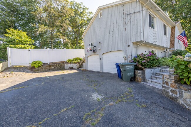 Building Photo - 90 Village Ln