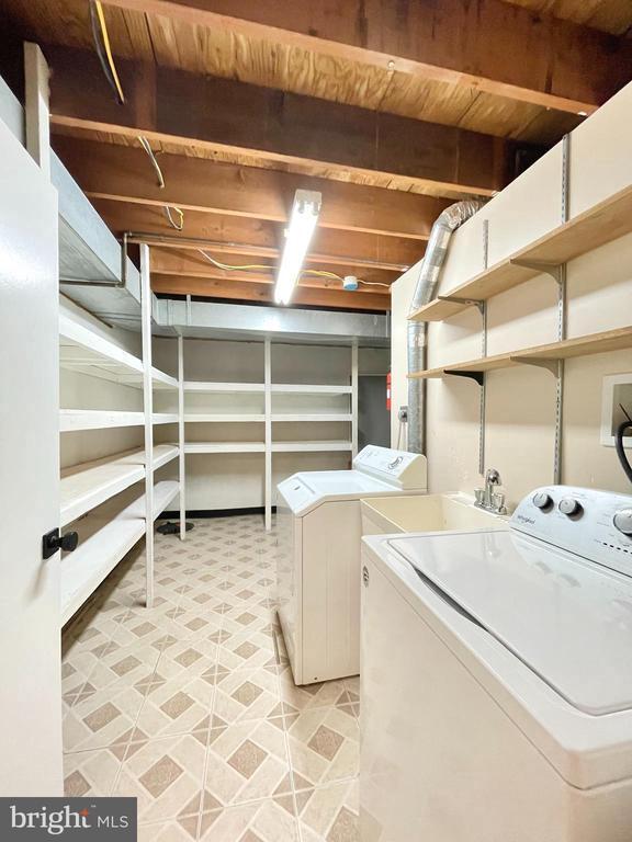 Building Photo - 27 Chantilly Ct